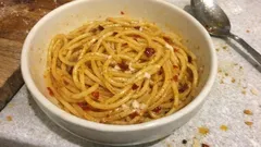 Makaron na szybko z oliwą peperoncino – 10 minut i smakuje jak we włoskiej trattorii