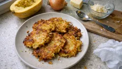 Placuszki z dyni makaronowej z serem i cebulą – proste, rumiane i sycące