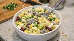 Sałatka śledziowa z tortellini – sycąca, kremowa i gotowa bez stresu