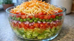 Warstwowa sałatka świąteczna z serem – prosta, a wygląda jak z restauracji