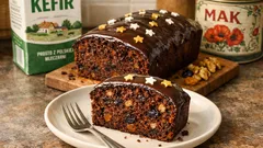 Wilgotny piernik na kefirze z bakaliami i powidłami – prosty przepis z keksówki