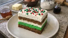 Świąteczny tort z korzennym biszkoptem i dwiema masami – stabilny i łatwy do krojenia