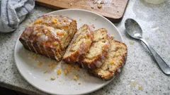 Wilgotne ciasto mandarynkowe z jogurtem greckim – prosta babka z keksówki