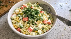 Sałatka konfetti z surimi i chrupiącą kapustą pekińską – prosta, a robi wrażenie