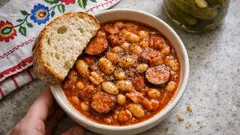 Fasolka po bretońsku jak w PRL: gęsty sos pomidorowy i wędzonka krok po kroku