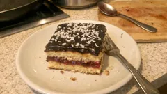 Australijskie ciasto z dżemem malinowym i czekoladą – puszyste, a wygląda odświętnie