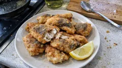 Karp smażony w mące z trikiem na zimną wodę – mniej pryska, lepiej się rumieni