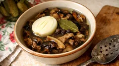 Suszone grzyby bez goryczki: namaczanie z białą cebulą krok po kroku