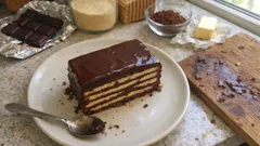 Warstwowe ciasto z kaszą manną i herbatnikami – bez pieczenia, z lśniącą polewą