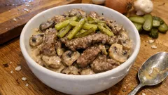 Strogonow z polędwicy wołowej z ogórkami kiszonymi – gęsty, kremowy i wyrazisty