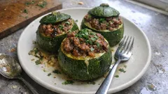 Cukinie faszerowane mięsem z kiełbasy z piekarnika – proste, sycące i naprawdę soczyste