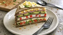 Wytrawny tort naleśnikowy mille crêpe z gryczanych naleśników – idealny do zrobienia dzień wcześniej