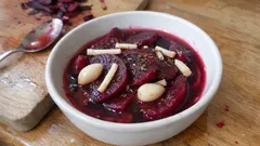 Buraki marynowane w plastrach na zimę – prosta zalewa z chrzanem i kminkiem