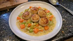 Przegrzebki z warzywami w sosie cydrowo-śmietanowym – elegancka przystawka w 30 minut