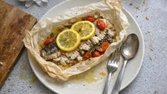 Labraks en papillote z cytryną i pomidorem – soczysta ryba z piekarnika