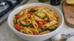 Mezze penne z cukinią i papryką – lekki makaron na szybki, letni obiad