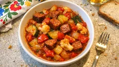 Leczo z kiełbasą, pomidorami i kalafiorem – sycący garnek na kilka dni