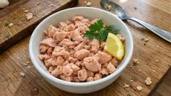 Gorbusza bez ości w 5 minut: jak ją odsączyć i przygotować do sałatki lub pasty