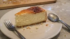 Sernik, który nie opada i nie pęka: prosty trik z białkami i pieczenie w kąpieli wodnej