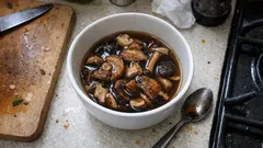 Suszone grzyby bez goryczki: moczenie z łyżeczką sosu sojowego