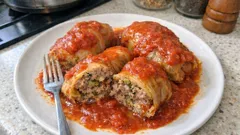 Gołąbki z cukinią i mięsem mielonym – soczysty farsz, który zawsze się udaje