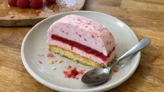 Mrożona bûche malinowa – deser jak z cukierni, z żelką i biszkoptem migdałowym