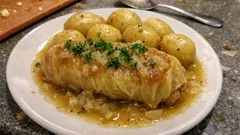 Kiełbasa z kapustą i ziemniaki na parze – prosty obiad z sosem z białego wina