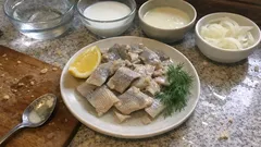 Jak moczyć śledzie, żeby były delikatne: czasy dla beczkowych, solankowych i matiasów