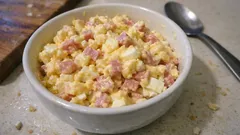 Pasta jajeczna z szynką i majonezem – szybkie smarowidło do kanapek