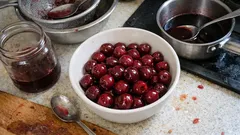 Wiśnie w syropie ze słoika do ciast: jak je odsączyć, by nie rozwodniły kremu