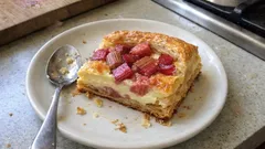 Tarta z rabarbarem na cieście francuskim – szybki wypiek na wiosnę