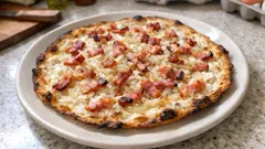 Flammekueche z cebulą i boczkiem – cienki placek, który piecze się w 6 minut