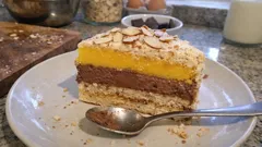 Tort z dakłasą migdałową i musami: czekoladowym oraz mango – stabilny i lekki