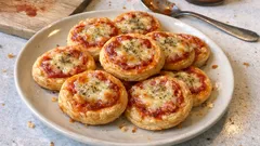 Mini pizze z ciasta francuskiego – chrupiąca przekąska gotowa w 10 minut