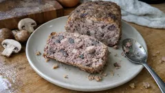 Pasztet wieprzowy z grzybami – kremowy, aromatyczny i łatwy do krojenia (krok po kroku)