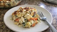 Warstwowa zapiekanka gratin z ziemniakami, cukinią i kozim serem — prosto z piekarnika