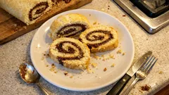 Rolada biszkoptowa z Nutellą w 6 minut – trik ze zwijaniem na ciepło