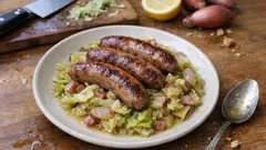 Kiełbasa Toulouse z duszoną kapustą stożkową – prosty obiad z nutą białego wina