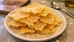 Chrupiące chipsy z sera parmezan na talerzu, przekąska na przyjęcie lub do wina.