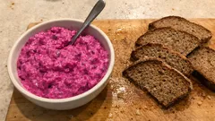 Pasta z buraków i śledzi z chrzanem – kremowa, wyrazista i gotowa w 15 minut