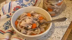 Śledzie w skandynawskiej zalewie – miękkie matiasy, które najlepiej smakują po 2 dniach