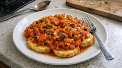 Ryba po grecku bez ryby: seler w roli fileta i warzywna jarzynka jak u mamy