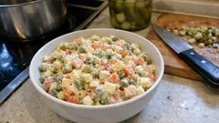 Świąteczna sałatka jarzynowa z ogórkiem kiszonym i jabłkiem – proste proporcje