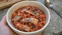 Śledzie gajowego z prawdziwkami – zrób dziś, a po 2–3 dniach są najlepsze