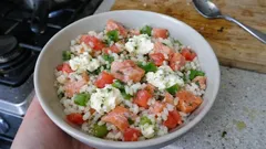 Sałatka ryżowa na zimno z wędzonym łososiem – kremowa, cytrynowa i idealna do lunchu