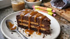 Czekoladowe ciasto na zimno ze speculoos i sosem Carambar – bez pieczenia