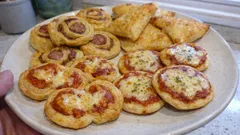 4 przekąski na imprezę: ciasto francuskie z parówką, serowe trójkąty i mini-pizze