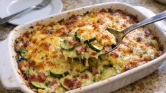 Gratin z cukinii z boczkiem i serem – prosta zapiekanka na sycący obiad