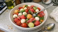 Sałatka z melona i arbuza z mozzarellą – lekka, letnia i gotowa w 15 minut