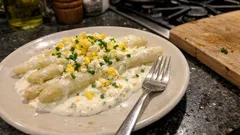 Białe szparagi w kremowym sosie z jajkiem – prosty przepis w stylu bistro